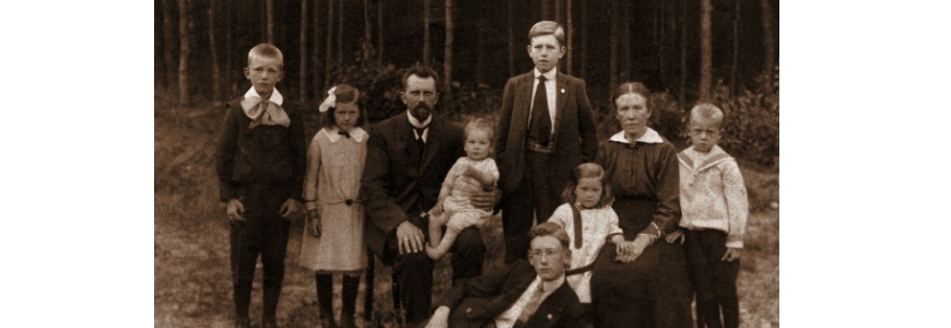 Familie Wagenmakers 1917, v.l.n.r. Jelle, Nies, Pieter met Henk, Pier, Siebrigje met Tjits, Jan, Sietze met hondje (liggend)